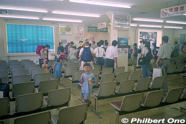 At the old Ishigaki Airport, inside the JTA passenger waiting area at the boarding gate.
Keywords: okinawa old Ishigaki Airport