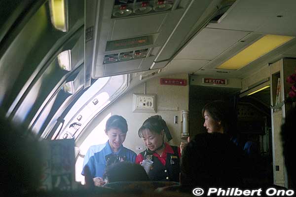 Inside JTA plane, flight attendants figuring out what to tell us.
Keywords: okinawa old Ishigaki Airport