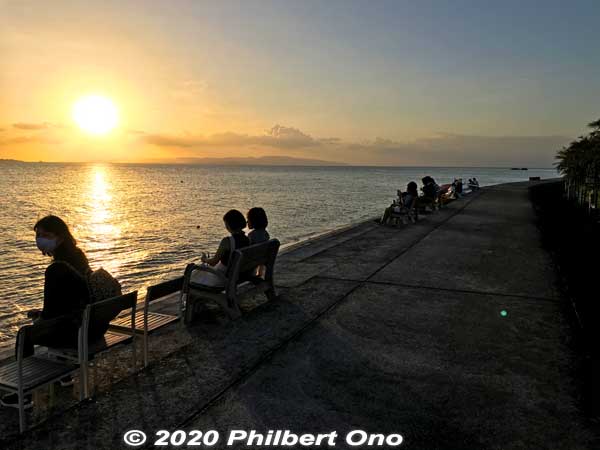 An adjacent hotel had chairs on the waterfront for the sunset.
Keywords: okinawa Ishigaki Ishigakijima Beach Hotel Sunshine