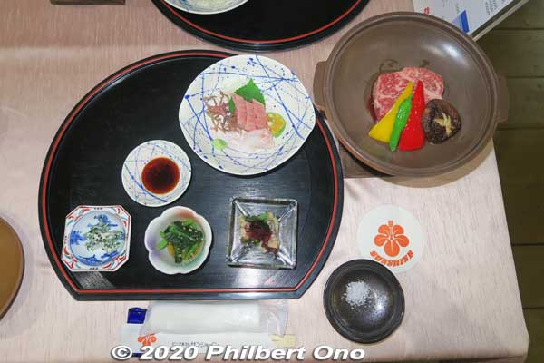 Dinner at the hotel's Nami no Shi (波の詩) restaurant. Dinner was kaiseki ryori (会席料理) including Okinawan beef. 赤瓦レストラン　波の詩
にがなの白和え、グルクン南蛮漬、小松菜の胡麻和え、お造り 2 点盛、島魚の煮つけ、県産和牛の 陶板焼き、ゆし豆腐のすまし汁
Keywords: okinawa Ishigaki Ishigakijima Beach Hotel Sunshine