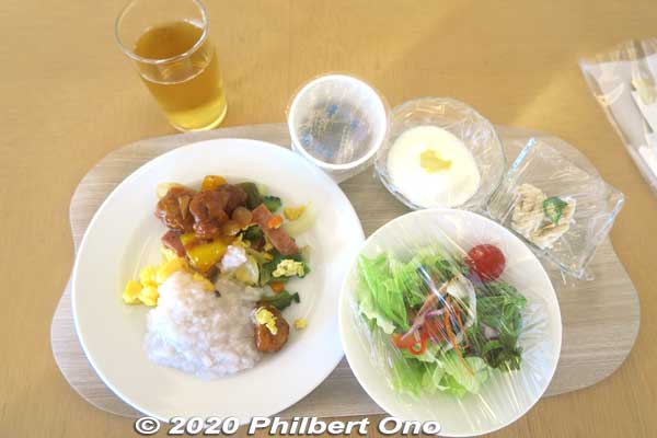 My buffet breakfast at at the hotel restaurant in the main building. Most dishes are covered with Saran wrap.
Keywords: okinawa Ishigaki Ishigakijima Beach Hotel Sunshine