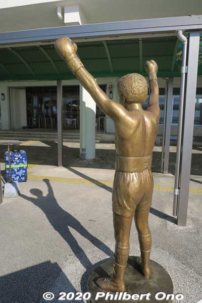 Statue of Gushiken Yoko at Ishigaki Port, former pro boxer and local hero from Ishigaki. This statue was unveiled in Dec. 2013.
Keywords: okinawa Ishigaki Port