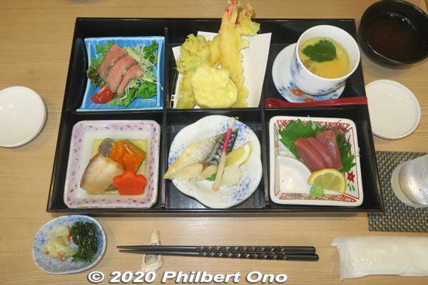 Hirugi Restaurant in Hotel Miyahira, Ishigaki. Notice the chopstick rest made of a shell.
Keywords: okinawa Ishigaki