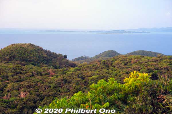 Straight ahead is Kohama island (小浜島) in the distance. The small island in front of it on the right is Kayama (嘉弥真島). The big island on the right is Iriomote.
Keywords: okinawa ishigaki sakieda yarabudake mt.
