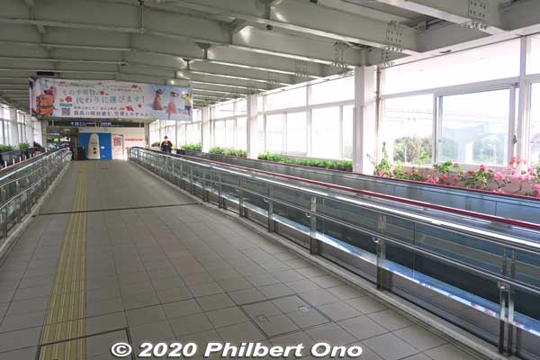 Overpass passageway from the airport terminal to Yui Rail's Naha Airport Station.
Keywords: okinawa naha airport yui rail train