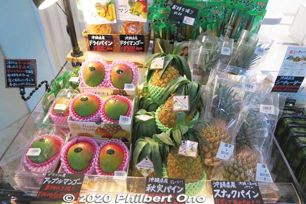 Naha Airport gates also have gift shops for last-minute gifts. 
Keywords: okinawa naha airport