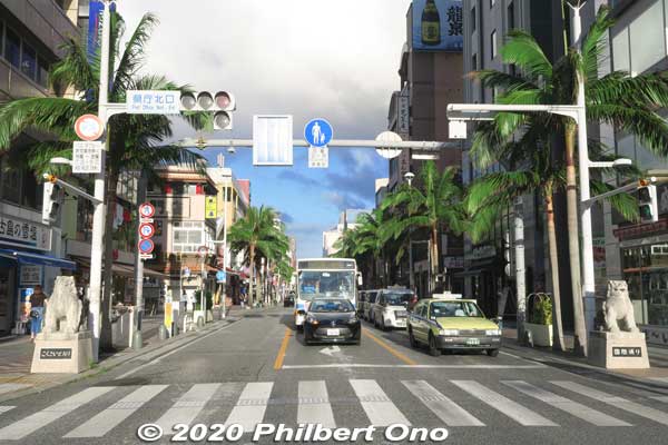 Entrance to Kokusai-dori is flanked by two shisa guardian lion-dogs.
Keywords: Okinawa Naha Kokusai-dori shopping road