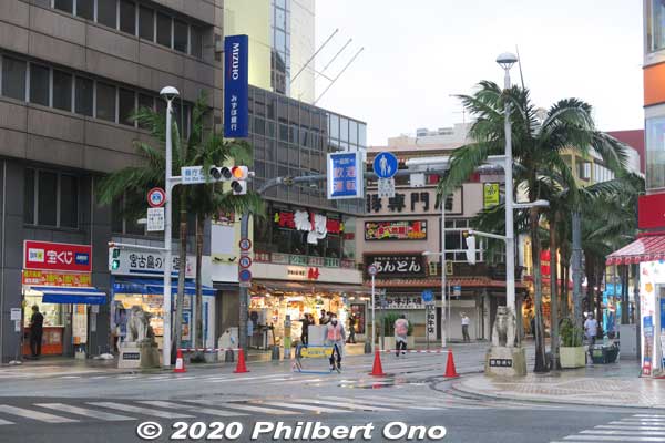 Entrance to Kokusai-dori.
Keywords: Okinawa Naha Kokusai-dori shopping road