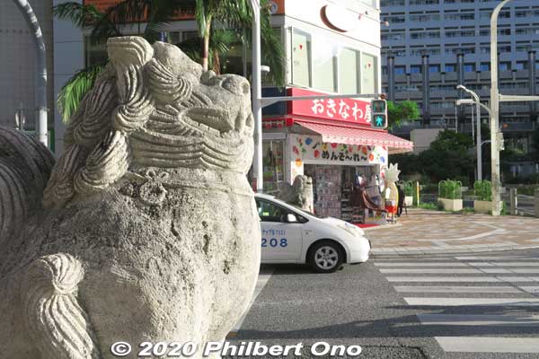 Shisa guardian lion-dog at the entrance of Kokusai-dori.
Keywords: Okinawa Naha Kokusai-dori shopping road