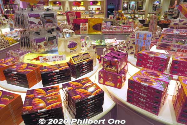 Inside the Okashi Goten (御菓子御殿) tart shop.
Keywords: Okinawa Naha Kokusai-dori shopping road