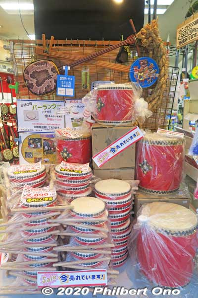 Taiko drums for sale on Kokusai-dori.
Keywords: Okinawa Naha Kokusai-dori shopping road