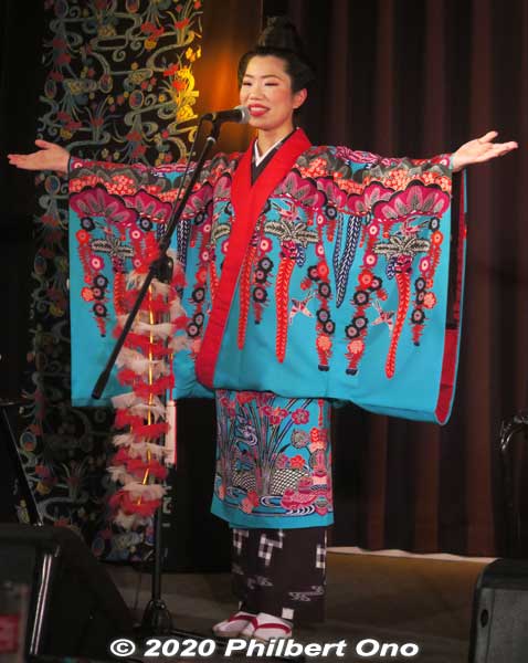 Kohama Rin (小濱凜) wears a bingata kimono. 紅型 They wear different Okinawan costumes for each set. Colorful eye candy. Wish they also explained the Okinawan design of their gorgeous kimono. Crowd-pleasing entertainment.
Keywords: Okinawa Naha Kokusai-dori shopping road nenez nenes