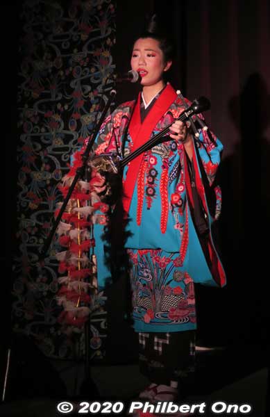 She plays the sanshin (三線), another icon of Okinawa. The three-stringed sanshin came to Okinawa (Ryukyu Kingdom) from China in the 16th century. It later evolved into the shamisen on mainland Japan.
Keywords: Okinawa Naha Kokusai-dori shopping road nenez nenes