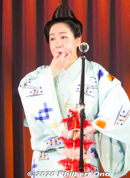 Uehara Nagisa (上原渚) plays another common Okinawan musical instrument: the finger whistle (yubi-bue 指笛).
Keywords: Okinawa Naha Kokusai-dori shopping road nenez nenes