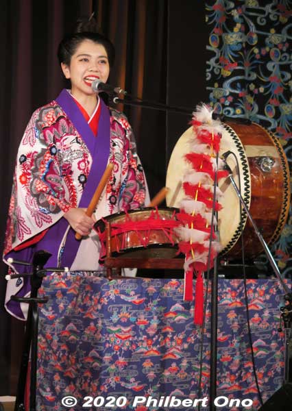 Nakazato Haruhi (仲里はるひ) plays many instruments, centering on the sanshin and taiko drums.
Keywords: Okinawa Naha Kokusai-dori shopping road nenez nenes
