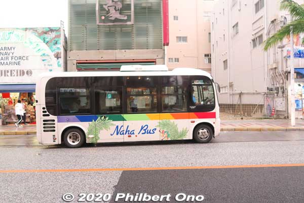 Naha Bus on Kokusai-dori. There are larger buses too.
Keywords: Okinawa Naha Kokusai-dori shopping road