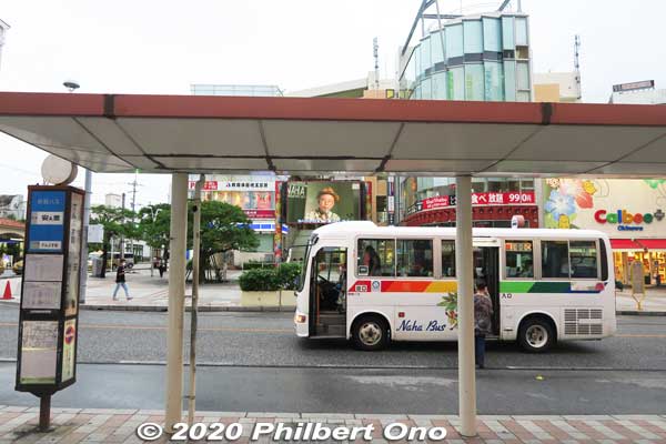 Naha Bus stop on Kokusai-dori.
Keywords: Okinawa Naha Kokusai-dori shopping road