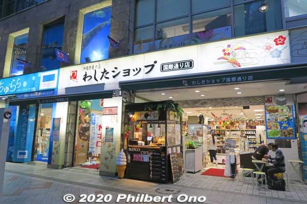 Washita Shop's Kokusai-dori branch. Well-known chain selling Okinawan products. They also have branches in Tokyo (near Yurakucho) and major cities in Japan. https://www.washita.co.jp/info/shop/ginza/
Keywords: Okinawa Naha Kokusai-dori shopping road