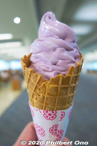 Beni-imo soft service ice cream cone from Blue Seal.
Keywords: Okinawa Naha Kokusai-dori shopping road