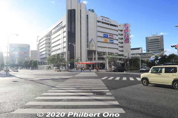 Intersection in front of Kokusai-dori, looking toward Pallet Kumoji mall.
Keywords: Okinawa Naha Kokusai-dori shopping road