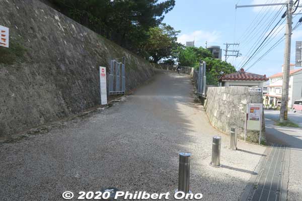 After walking from Shuri Station, this is the where you start walking up the hill toward Shuri Castle. Gradual slope, no problem for most people.
Keywords: okinawa naha shuri shurijo castle gusuku