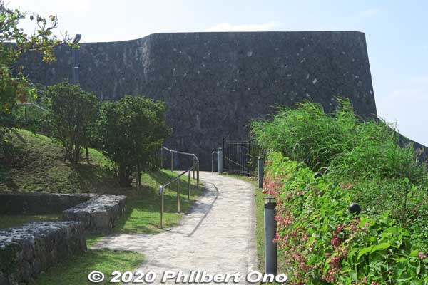 At the castle wall, go right and walk along the stone wall.
Keywords: okinawa naha shuri shurijo castle gusuku