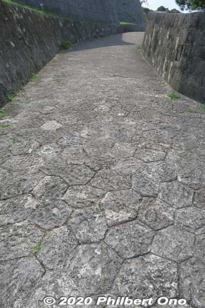Honeycomb pattern on the path.
Keywords: okinawa naha shuri shurijo castle gusuku