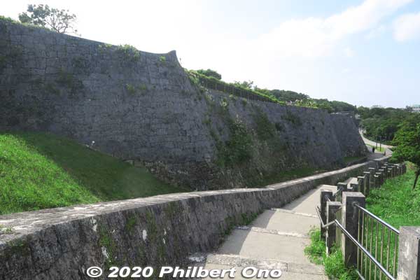 Pleasant walk along the castle wall.
Keywords: okinawa naha shuri shurijo castle gusuku