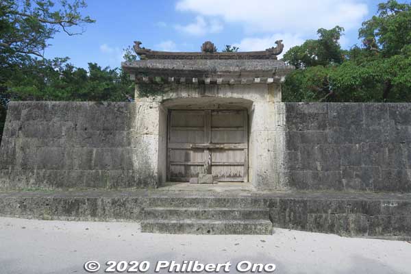 Sonohyan-Utaki Ishimon, place of worship. 園比屋武御嶽石門（そのひゃんうたきいしもん）
Keywords: okinawa naha shuri shurijo castle gusuku