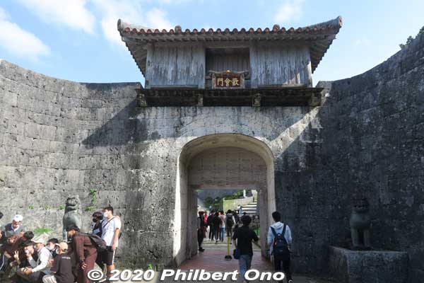 Kankaimon Gate is the first gate you enter when you enter the castle's inner grounds. "Kankai" means to "greet with joy." Rebuilt in 1974. 歓会門
Keywords: okinawa naha shuri shurijo castle gusuku