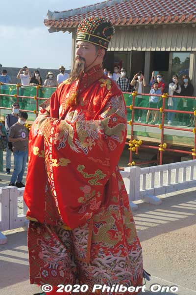 Instead of the grand procession on Kokusai-dori, the Ryukyu King and Queen and a few attendants held a smaller procession within the castle and also appeared a few times to pose for photos at Shuri Castle on Oct. 31 and Nov. 3, 2020.
Keywords: okinawa naha shuri shurijo castle gusuku