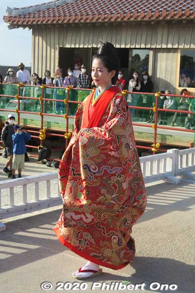 I was there on Nov. 3 and saw the King and Queen posing. They posed behind the Seiden site. In this photo, the rear of the Seiden would be in the background.
Keywords: okinawa naha shuri shurijo castle gusuku japankimono