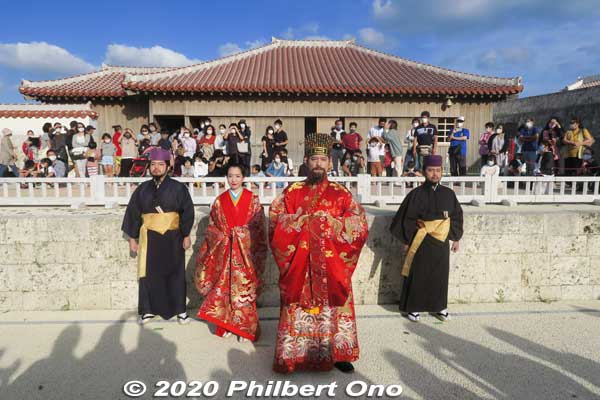 The Ryukyu King and Queen posed for the crowd in three successive places. I quietly scrambled to follow them. In the background is the reconstructed Queen's Quarters.
Keywords: okinawa naha shuri shurijo castle gusuku
