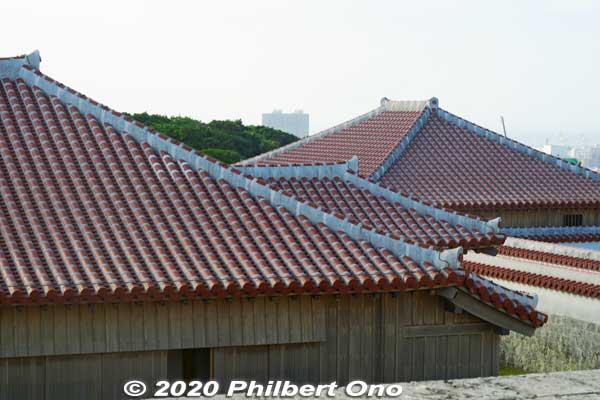Red tile roofs of the Yohokoriden and Nyokan Kyoshitsu.
Keywords: okinawa naha shuri shurijo castle gusuku
