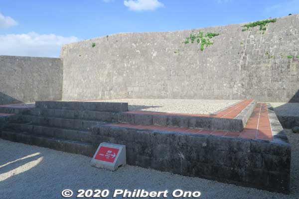 Shinbyoden is a sacred spot where a deceased Ryukyu king laid in state. 寝廟殿（しんびょうでん）
Keywords: okinawa naha shuri shurijo castle gusuku