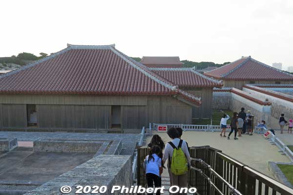 Walking back down from Agari-no Azana lookout. On the left is the back of the Yohokoriden.
Keywords: okinawa naha shuri shurijo castle gusuku