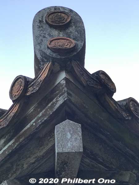 Benzaiten-do Hall roof tile corner.
Keywords: okinawa naha shuri shurijo castle gusuku