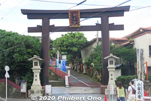 Naminoue Shrine torii. 波上宮 
Keywords: okinawa naha Naminoue Shrine