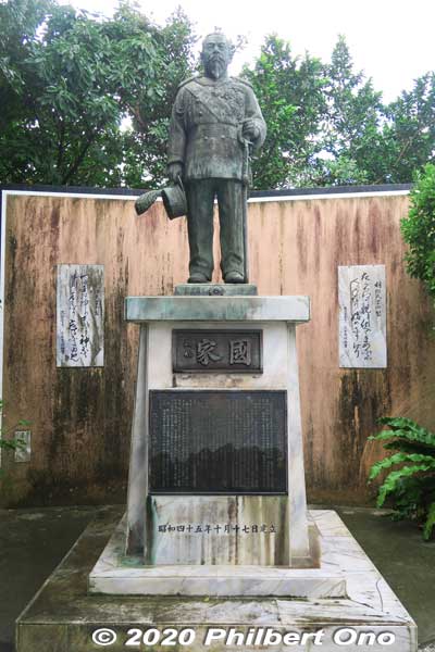 Statue of ?? at Naminoue Shrine.
Keywords: okinawa naha Naminoue Shrine