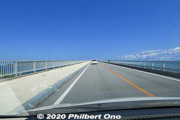 Kouri Ohashi Bridge to Kouri Island goes right over the ocean. Built in 2005, the bridge is 1,960 meters long, the longest bridge near Okinawa island. 古宇利大橋
Keywords: okinawa nakajin-son kouri kori island