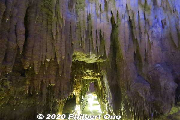 Where the stalactites are too long, they had to be cut to make way for tourists.
Keywords: okinawa nanjo world gyokusendo cave cavern