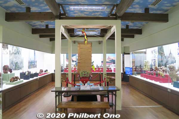 Inside Okinawa Culture Center. Two rooms with glass cases of artifacts.
Keywords: okinawa nanjo world history culture museum