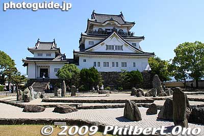 Kishiwada Castle tower (donjon). There is a rock garden in front.
Keywords: osaka kishiwada castle