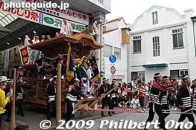 On Sat., the first day of the festival, they pulled the danjiri floats from 6:00 am to 7:30 am in their respective neighborhoods. Then from 9:30 am to 11 am, they pull the floats along the central streets, including Kishiwada Ekimae-dori shopping arcade.
Keywords: osaka kishiwada danjiri matsuri festival floats 
