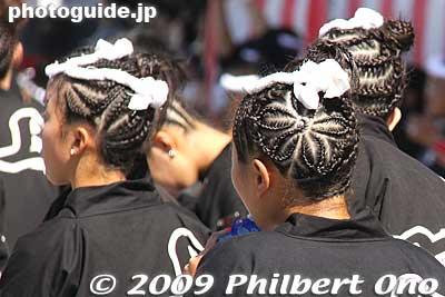 Most pf the danjiri festival girls had braided scalps, sometimes in a flowery pattern.. 
Keywords: osaka kishiwada danjiri matsuri9 festival floats 