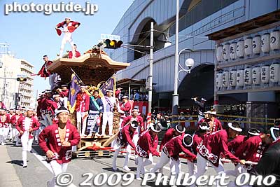 Here they come in front of Kishiwada Station.
Keywords: osaka kishiwada danjiri matsuri festival floats 
