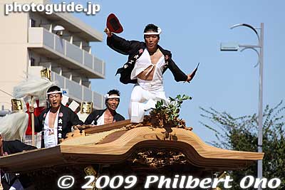 Each danjiri has a man (sometimes two of them) dancing up and down on the roof while the danjiri moves. This is another dramatic aspect of the festival.
Keywords: osaka kishiwada danjiri matsuri festival floats