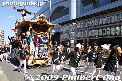 It must take a lot of skill and practice to balance yourself on a moving danjiri and dance on a sloping roof.
Keywords: osaka kishiwada danjiri matsuri festival floats