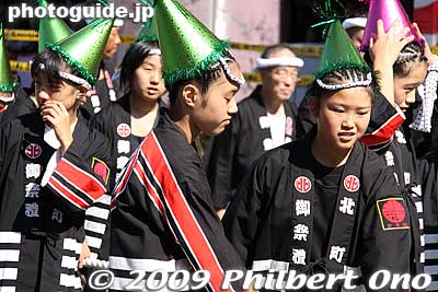 One danjiri group wore these pointy caps. Maybe it was somebody's birthday??
Keywords: osaka kishiwada danjiri matsuri festival floats