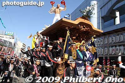 Riding on the danjiri float at the front are three of the danjiri group's important officers. Musicians (flute players, drummers, and bell ringers) also ride and perform on the danjiri.
Keywords: osaka kishiwada danjiri matsuri festival floats